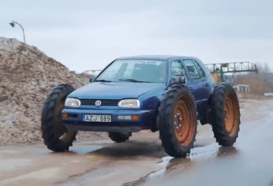 SZOK! Połączył VW Golfa z ciągnikiem i ruszył na testy po ulicach stolicy [FILM]