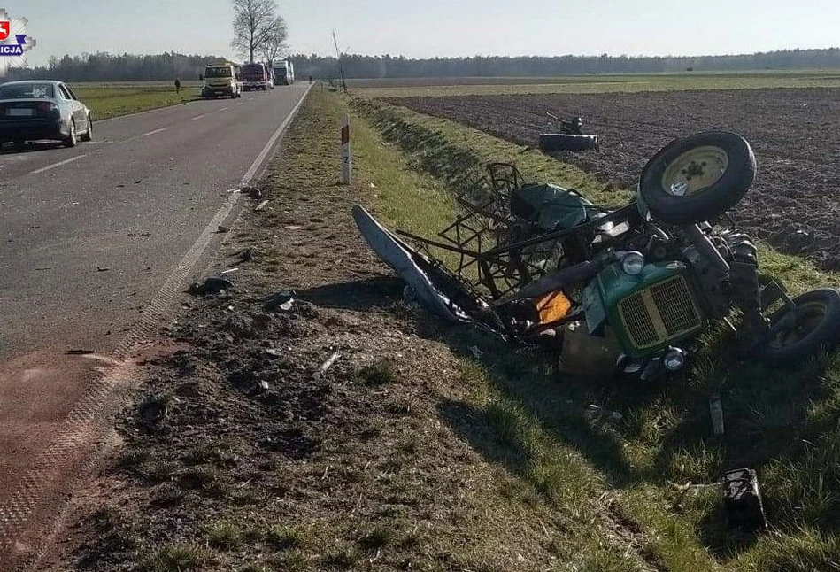 Audi staranowało ciągnik Ursus. 55-letni rolnik ciężko ranny