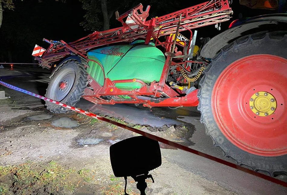 Rolnikowi urwało się koło w opryskiwaczu. Ogłoszono zagrożenie ekologiczne [FOTO]