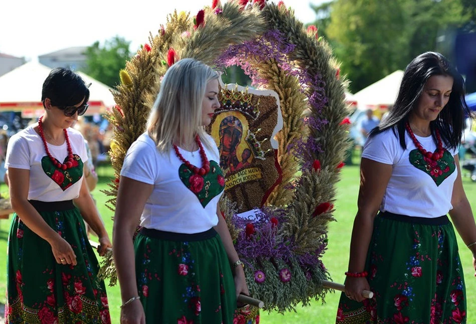 KGW "Jagody" plotą wieńce, pieką jagodowe babeczki i uprawiają fitness