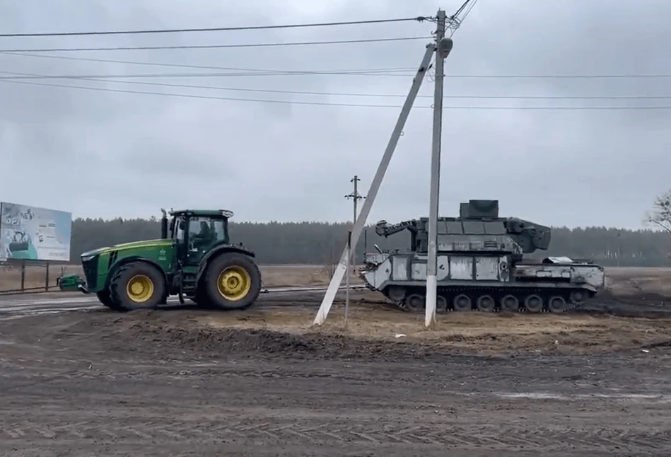 Ciągniki odholowały wyrzutnię rakiet za 25 mln USD. Rolnicy na Ukrainie ironizują: „czas przygotować pole do zasiewów”