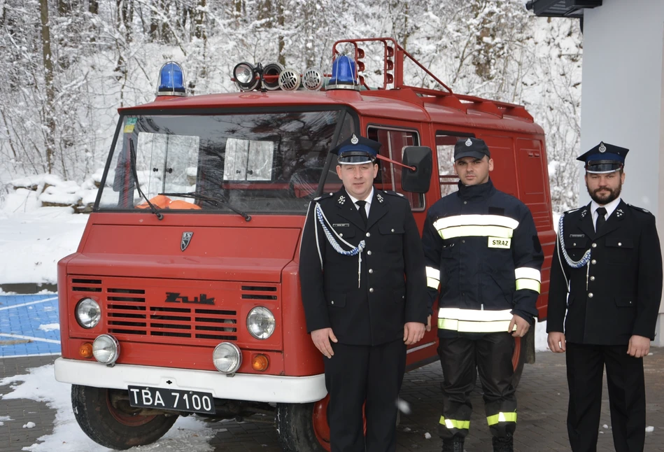 Druhowie z OSP Łychów zbierają fundusze na nowy samochód! Jak im pomóc?