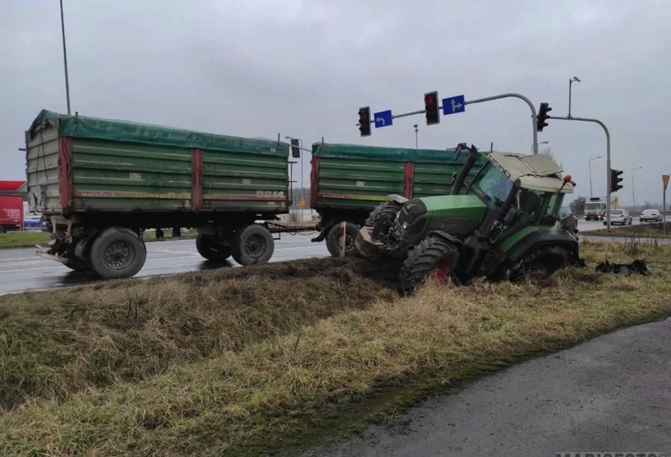 Opole: ciągnik z przyczepami wpadł do rowu