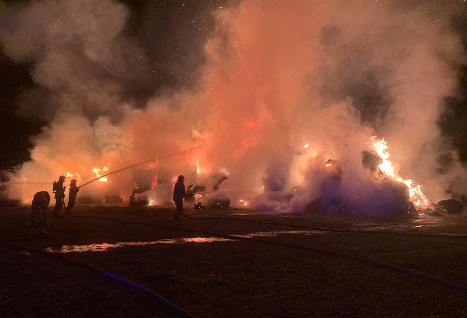 Strażacy przez 10 godzin walczyli z pożarem balotów słomy. To było podpalenie [FOTO]