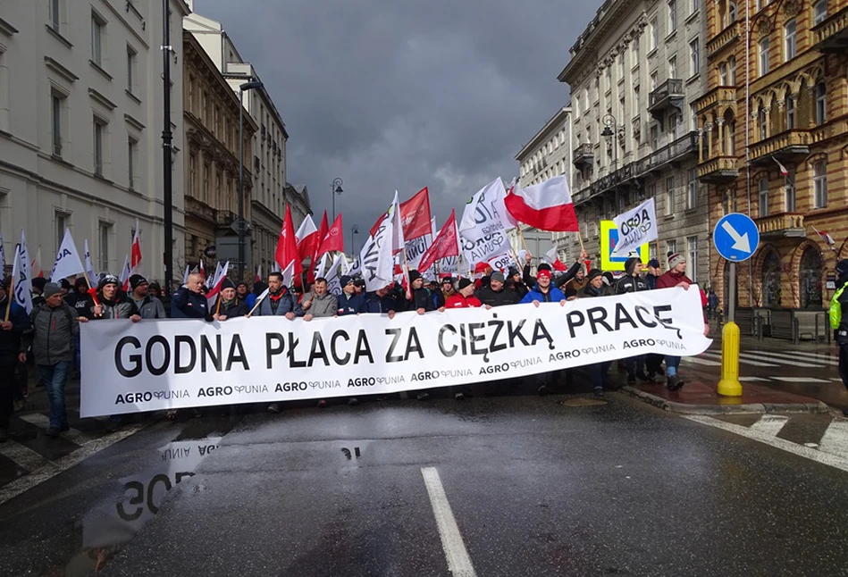 "Rolnicy są wściekli". 200 ciągników rolników z AgroUnii blokowało stolicę