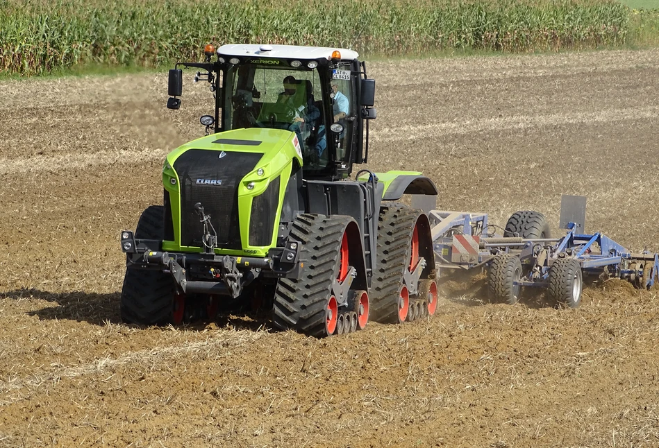 Claas Xerion na 4 gąsięnicach – ciągnik, który płynie po polu