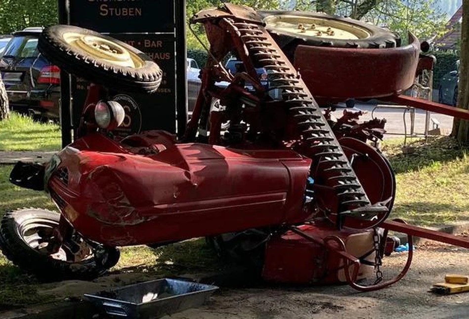 Rolnik przygnieciony przez Porsche trafił do szpitala. Drugi nie przeżył