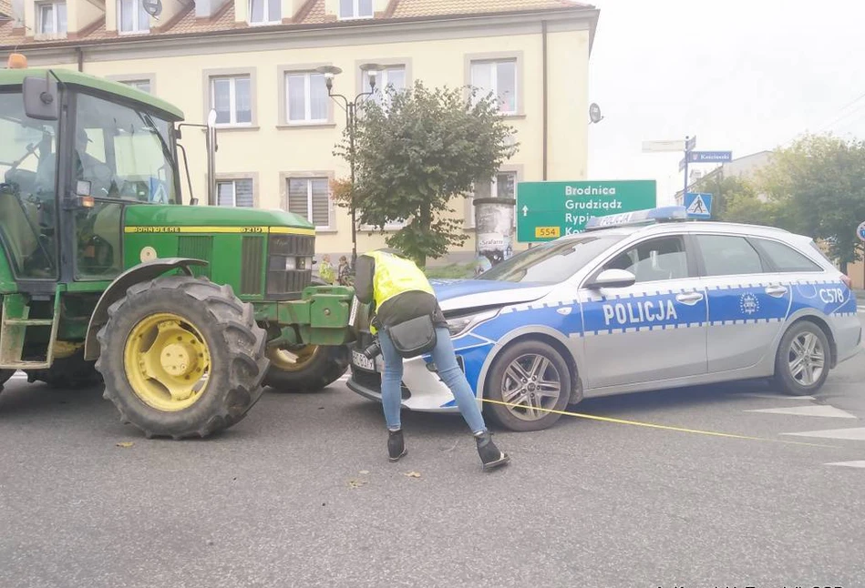 Policjant wjechał radiowozem w ciągnik John Deere. Kto zawinił? [FOTO]