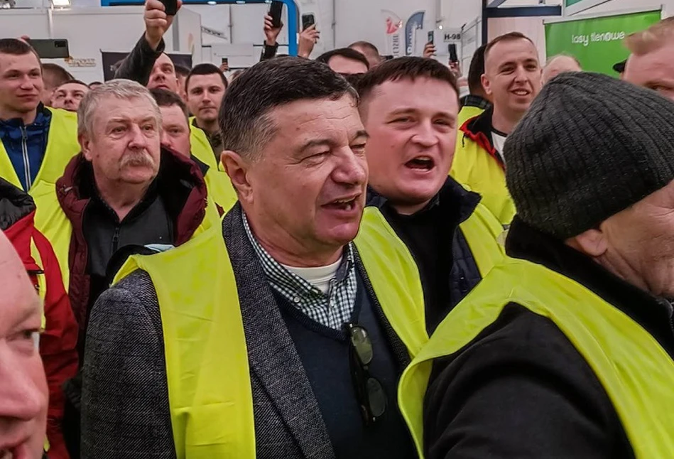 Rolnicy "gorąco" przywitali ministra Kowalczyka na Agrotech. "Spie... dziadu" [FOTO, WIDEO]