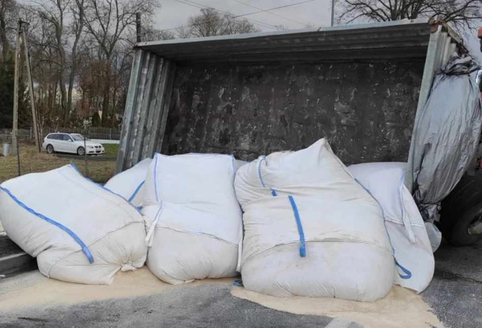 Big bagi z paszą zablokowały DK 15 pod Strzelnem