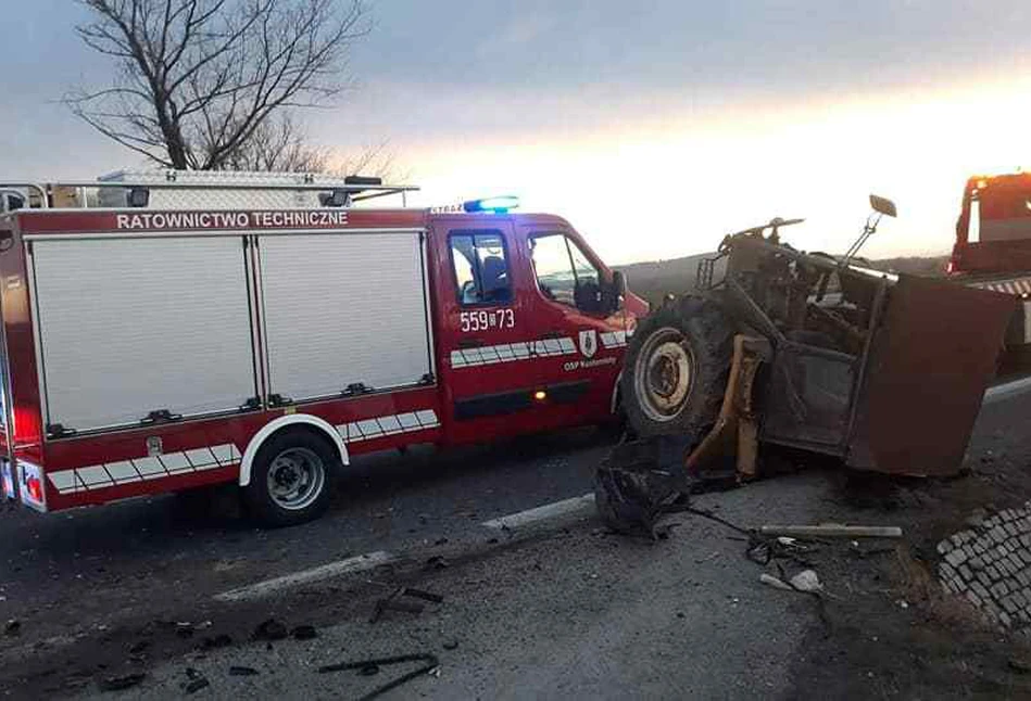 Wypadek ciągnika pod Osiekiem. Ursus rozpadł się na części