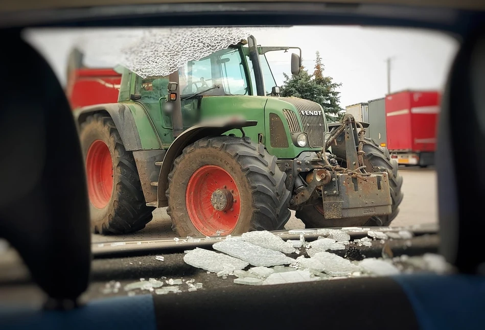 Ciągnikiem Fendt pojechał na stację. Zaparkował w Seicento [FOTO]