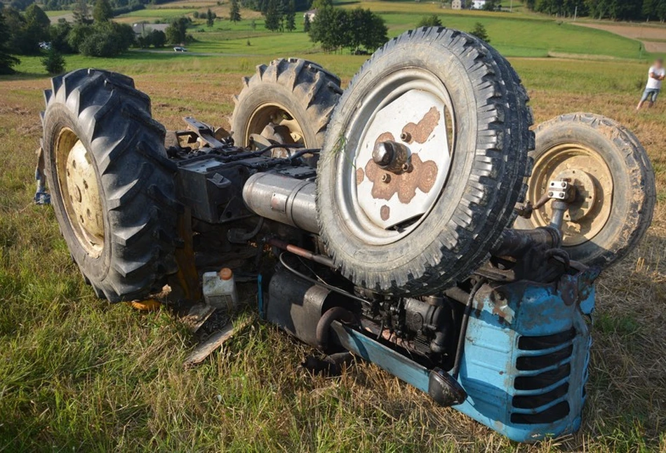 Rolnik wyjechał w pole ciągnikiem z pługiem. Został przygnieciony przez traktor