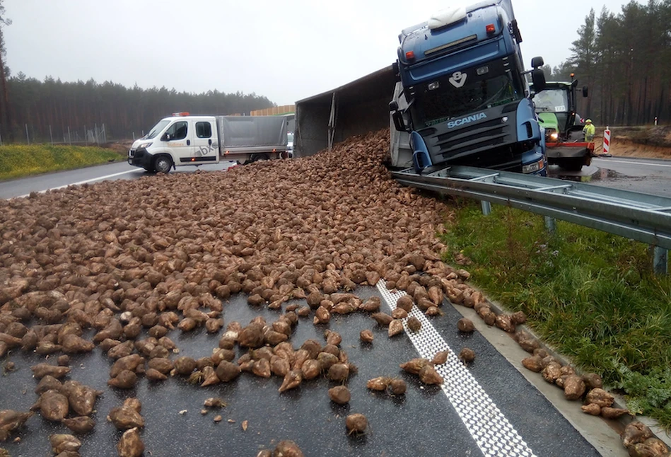 Wypadek ciężarówki pod Goleniowem – buraki cukrowe wysypały się na drogę S3