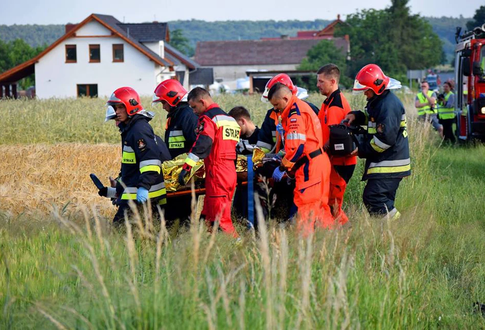 TRAGEDIA na polu pod Kilecami. Rolnik zginął pod kołami własnego traktora