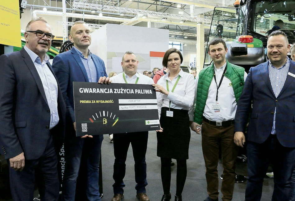 Rolnik dostał 1300 zł premii za niskie spalanie w ciągniku John Deere 7R