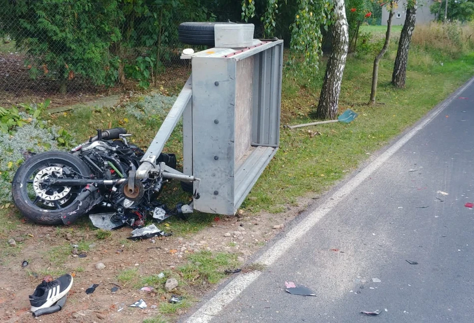 Motocyklista wjechał w ciągnik z przyczepką. Obaj kierowcy poniosą kary?