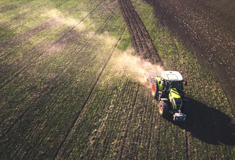 O ponad 11% spadła liczba nowych traktorów. Kto jest w TOP 10 ciągników w maju 2022?