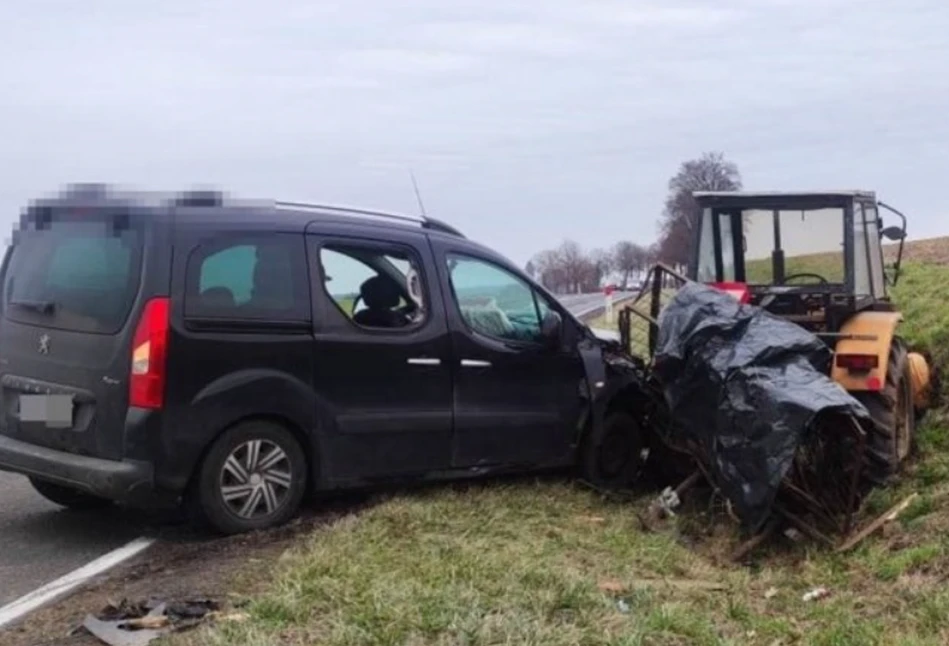 Peugeot wjechał w tył ciągnika. Ale to rolnik dostał wysoki mandat