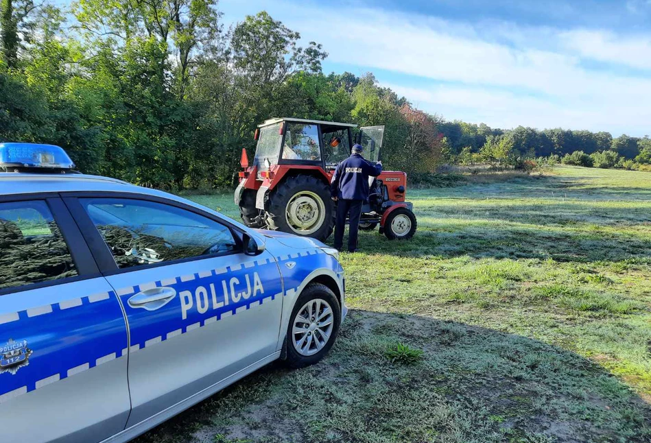 43-latek uciekał ciągnikiem przed policją. Przez pola, przez płoty, przez las