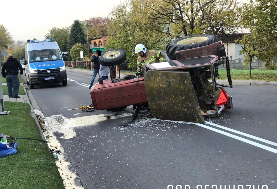 Dziadek odebrał ciągnikiem wnuczka z przedszkola. Zostali staranowani przez Renault