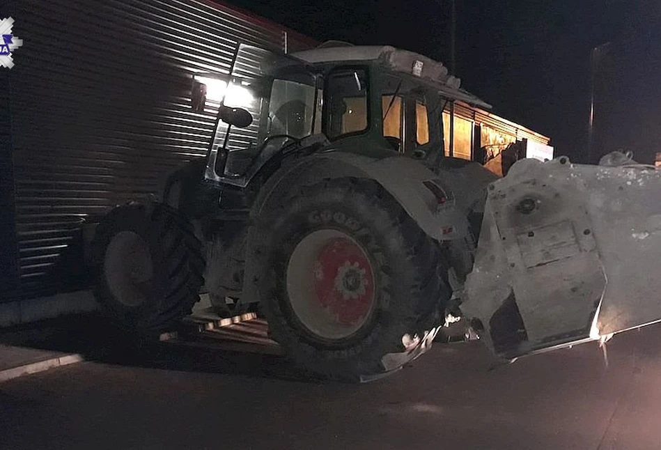 Staranował ciągnikiem sklep. Nie miał prawka, za to był pijany