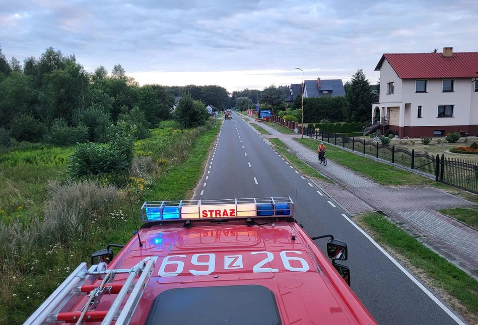 Rolnik tak się spieszył, że gubił zboże. 4 km drogi zablokowane [ZDJĘCIA]