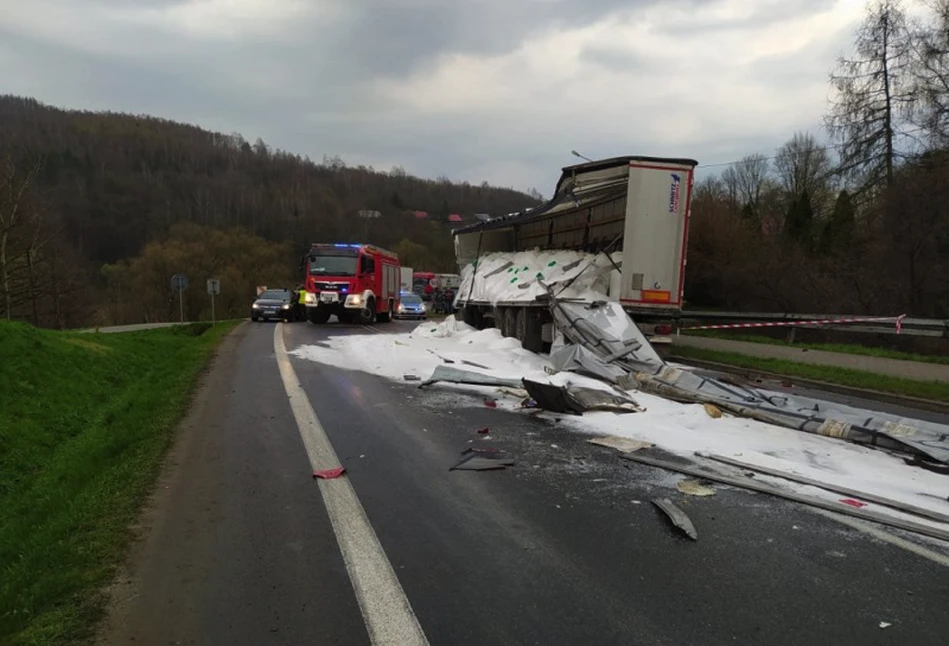 Wypadek w Domaradzu. Zderzyły się dwa tiry, nawozy na drodze