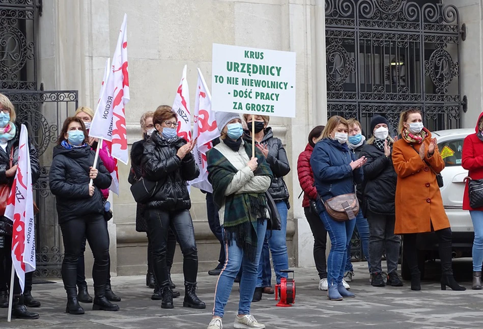 "Żądamy godnej płacy". Pracownicy ARiMR i KRUS protestowali pod ministerstwem rolnictwa