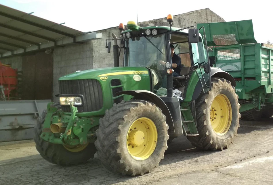 Skradziono ciągnik John Deere wart 200 tys. złotych. Rolnik wyznaczył nagrodę