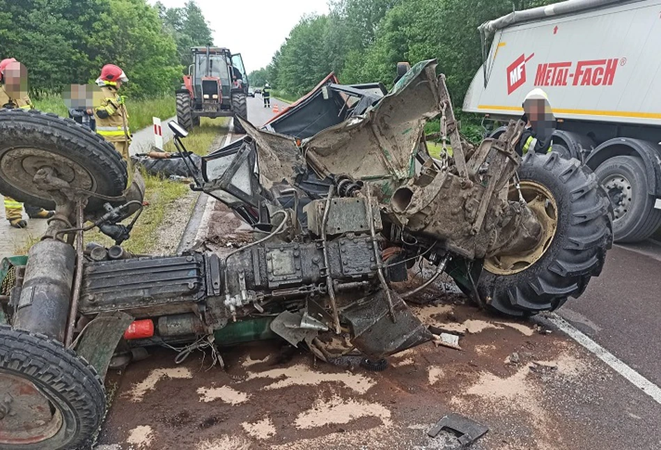 ROZERWANY ciągnik po zderzeniu z ciężarówką. Rolnik cudem przeżył