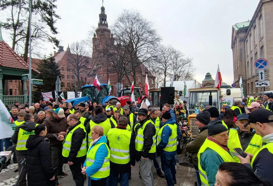 Rolnicy kontynuują protest w Szczecinie. "Nie ustąpimy dopóki nie załatwimy naszych spraw!" [FILM]