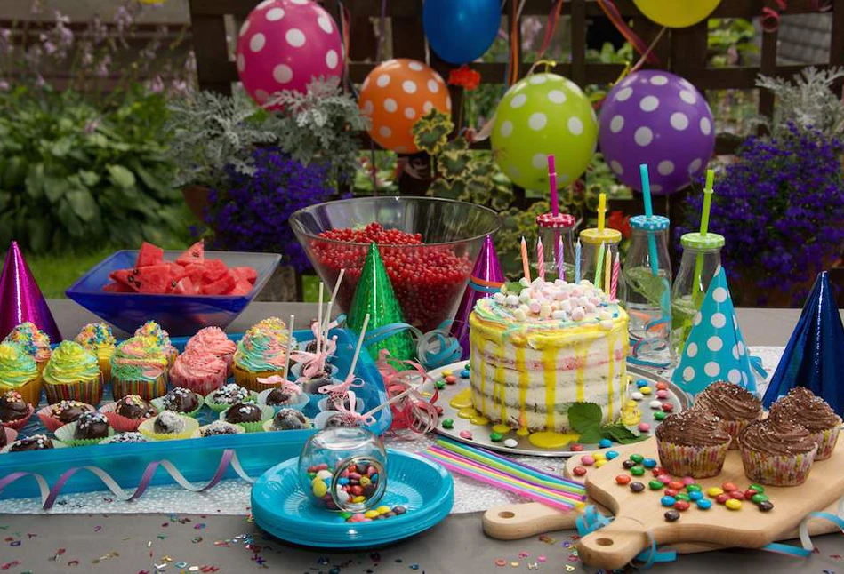 Tęczowy tort na dziecięce uroczystości