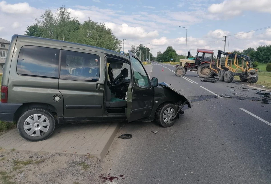 Citroen czołowo zderzył się z ciągnikiem. Auto zmasakrowane, a kierowca ciężko ranny