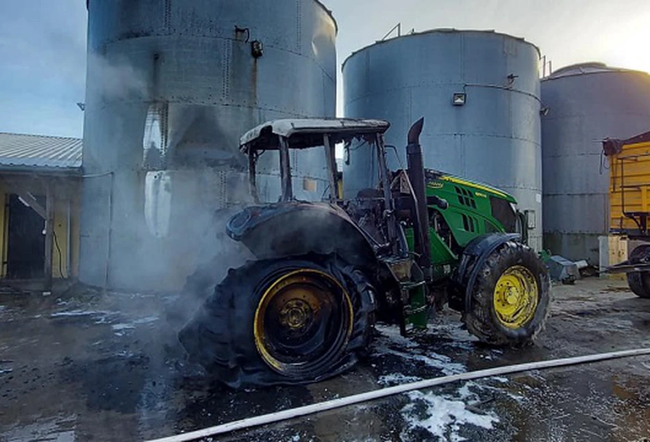 Pożar ciągnika w Sulinie. John Deere spłonął na środku podwórka