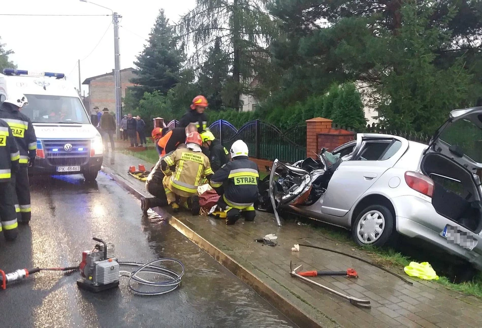 Straszny wypadek pod Kaliszem – Toyota rozerwana po zderzeniu z ciągnikiem z agregatem