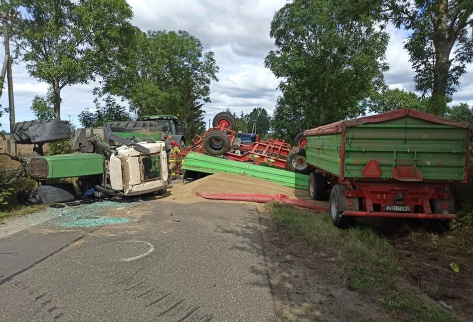 Ciężarówka zahaczyła ciągnik rolniczy. Traktorzysta w szpitalu