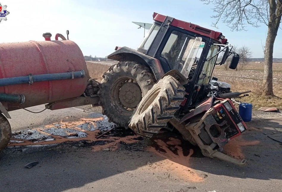 Zdemolowany ciągnik i 2 osoby w szpitalu po wypadku pod Janowem Lubelskim [FOTO]