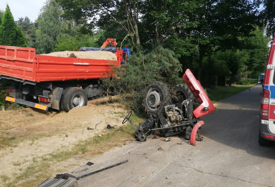 Ciężarówka zdemolowała ciągnik. Ursus rozpadł się na kawałki