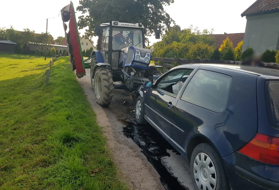 VW Golf staranował ciągnik. Kierowca kompletnie pijany