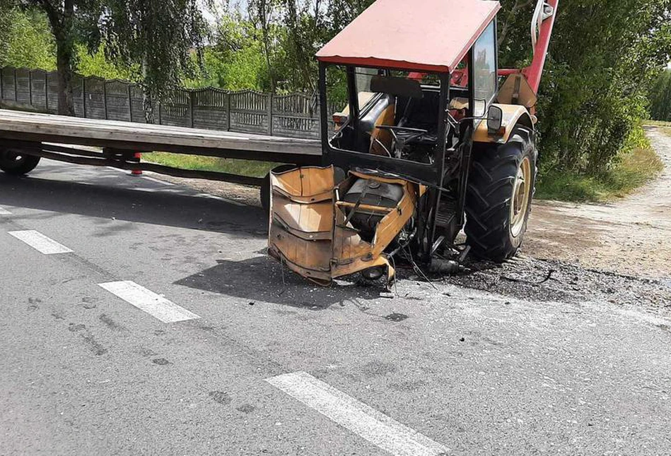 Ursus roztrzaskany na części i rozbite auto. Dramatyczny wypadek pod Mińskiem Mazowieckim [FOTO]