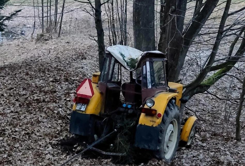 Groźny wypadek pod Wadowicami. Ciągnik zniszczony przez drzewo