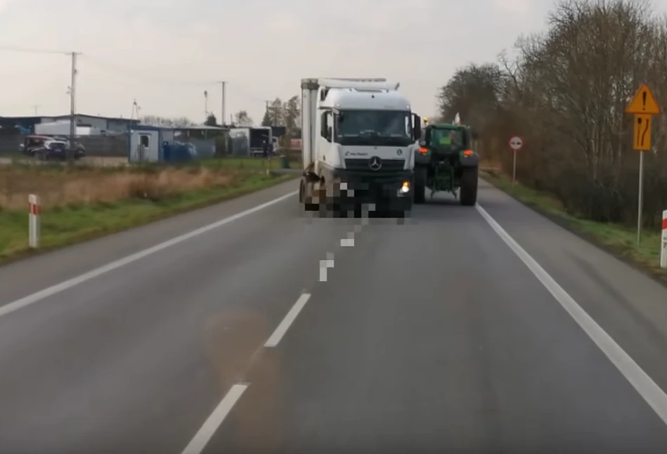 TIR zajeżdża drogę rolnikom podczas ich protestu (FILM)