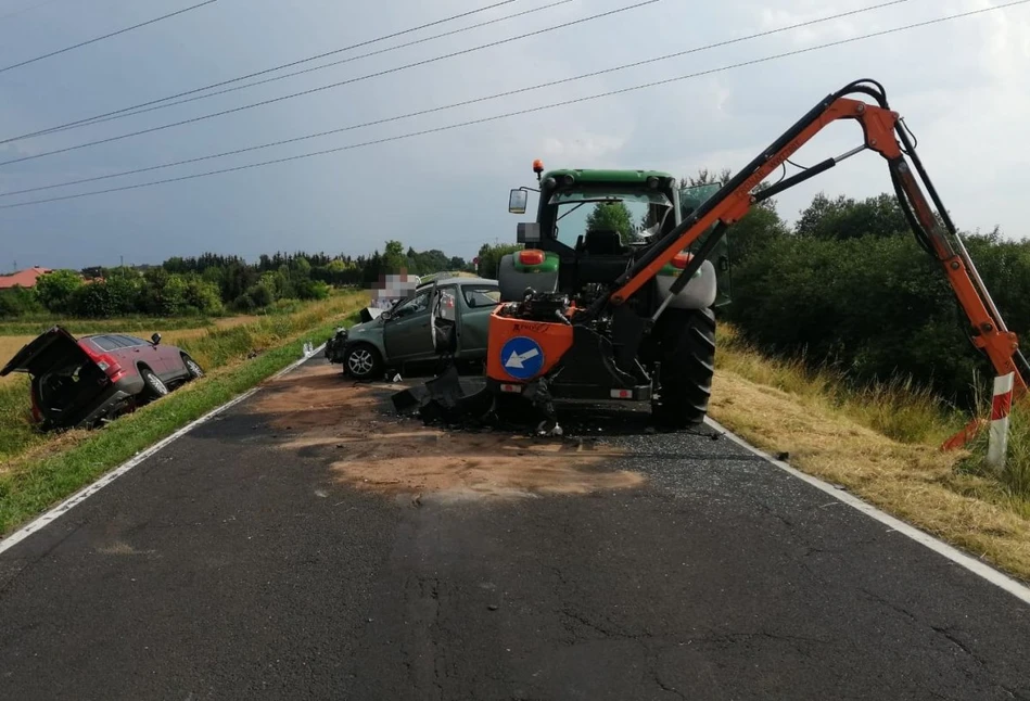 Dwa niebezpieczne wypadki ciągników podczas koszenia traw