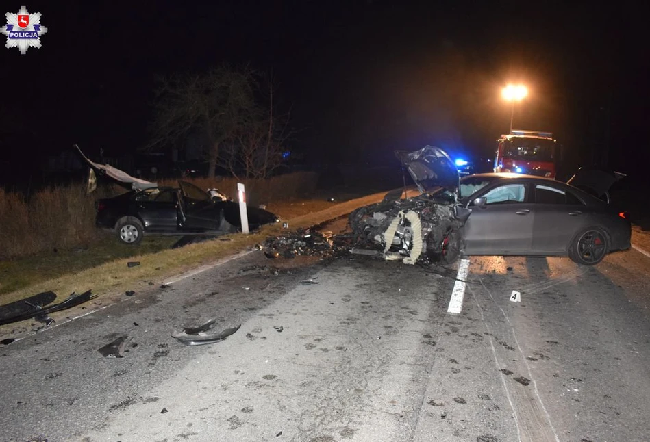 Śmiertelny wypadek pod Zamościem. Merceders omijał ciągnik i staranował skodę