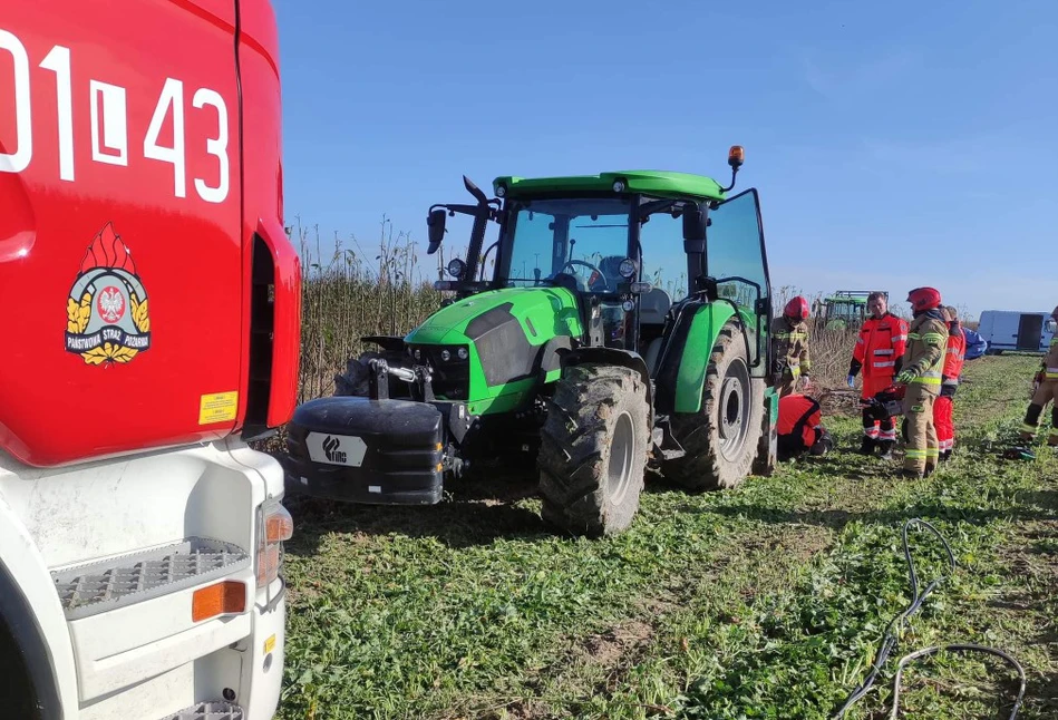 Tragedia na polu. 48-letnia kobieta ZGINĘŁA wciągnięta przez WOM ciągnika