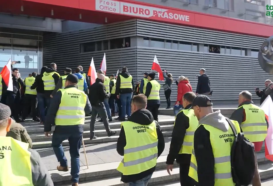 Protest rolników podczas targów AGROTECH w Kielcach. "Przyszłe żniwa mogą się skończyć tragicznie"!