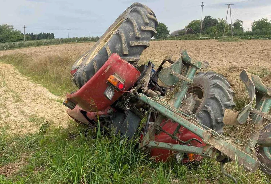 Małopolska: ciągnik rolniczy z pługiem przewrócił się w trakcie jazdy. Traktorzysta w szpitalu