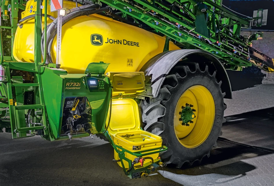 Nowe opryskiwacze John Deere R700i z PowrSpray