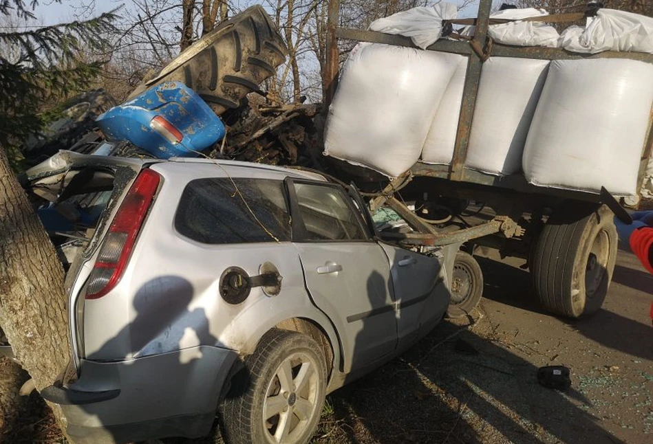 Makabryczny wypadek. Ford wbił się w ciągnik New Holland